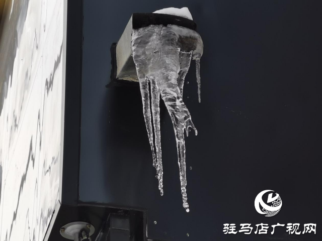 清掃積雪時(shí)注意高空&ldquo;墜冰&rdquo;