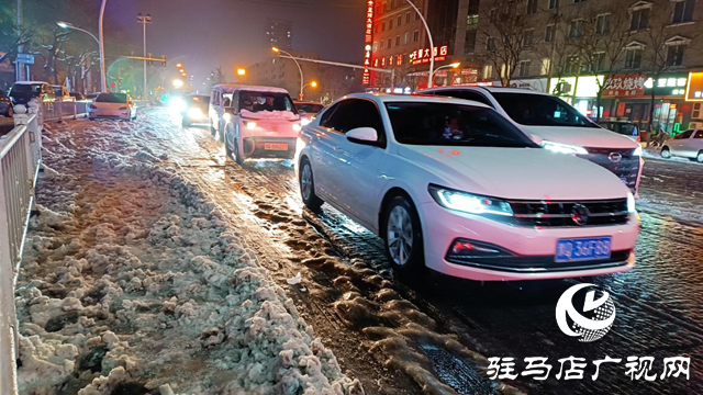 駐馬店交警:雪夜執(zhí)勤保暢通