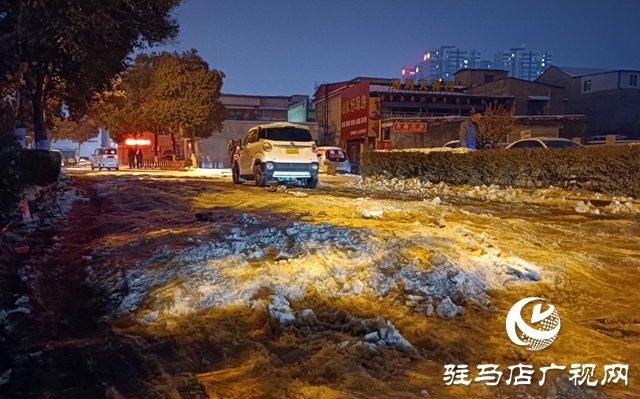 駐馬店交警:雪夜執(zhí)勤保暢通