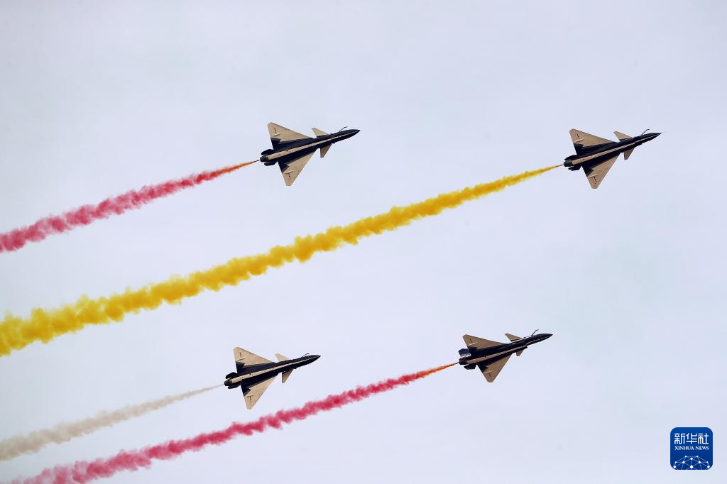 中國空軍八一飛行表演隊在沙特世界防務(wù)展進(jìn)行飛行表演