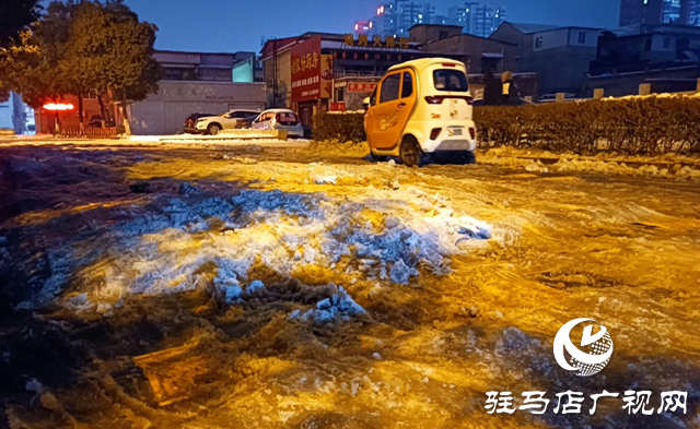 駐馬店交警:雪夜執(zhí)勤保暢通