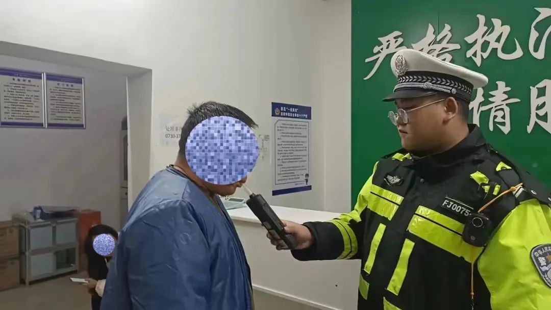 男子酒駕逃逸拉交警投湖，公安：涉襲警罪，已刑拘