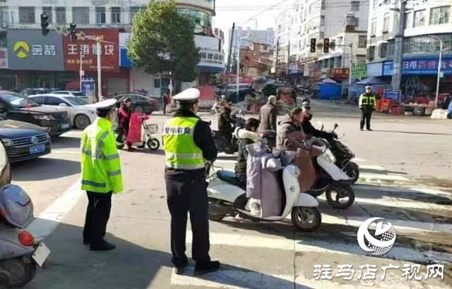 駐馬店交警：過節(jié)堅(jiān)守崗位 守護(hù)平安&ldquo;不打烊&rdquo;