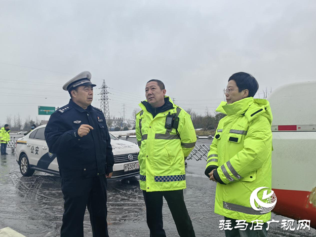 除雪化冰，警車帶道!冰凍天氣駐馬店高速交警護(hù)航平安路