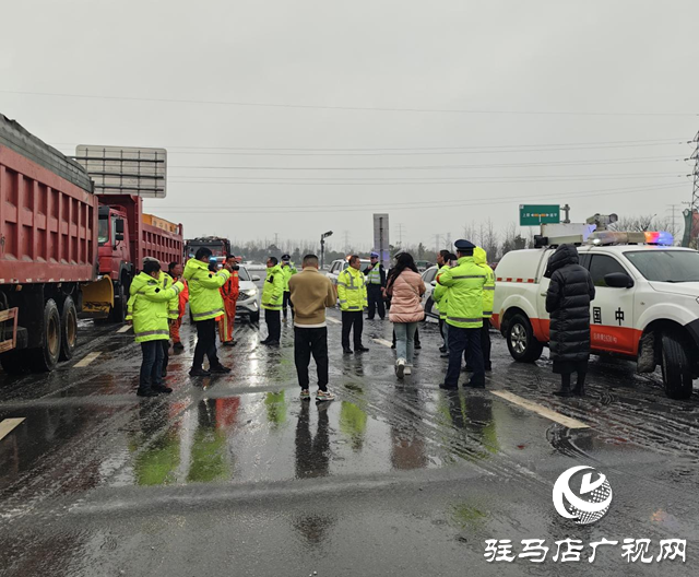 除雪化冰，警車帶道!冰凍天氣駐馬店高速交警護(hù)航平安路