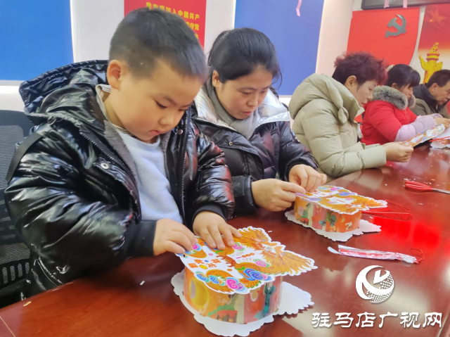 驛城區(qū)賈莊居委會(huì)開展“做燈籠，猜燈謎，慶元宵”活動(dòng)