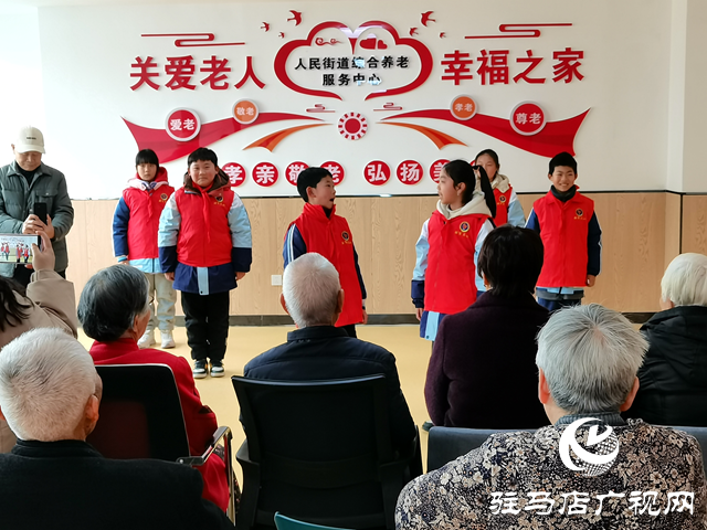 駐馬店市第三小學(xué)到養(yǎng)老服務(wù)中心開展紅領(lǐng)巾感恩志愿活動(dòng)