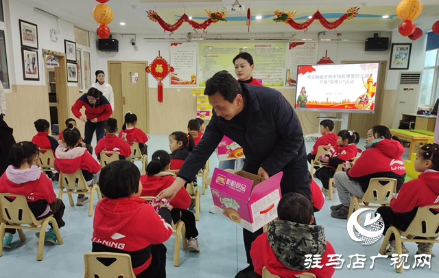歡樂(lè)購(gòu)超市負(fù)責(zé)人看望市殘聯(lián)博愛(ài)幼兒園的孩子們