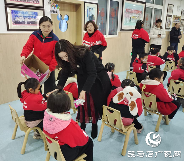 歡樂(lè)購(gòu)超市負(fù)責(zé)人看望市殘聯(lián)博愛(ài)幼兒園的孩子們