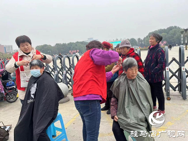 磨刀、理發(fā)、維修家電…… 駐馬店市雷鋒車隊(duì)雷鋒日學(xué)雷鋒