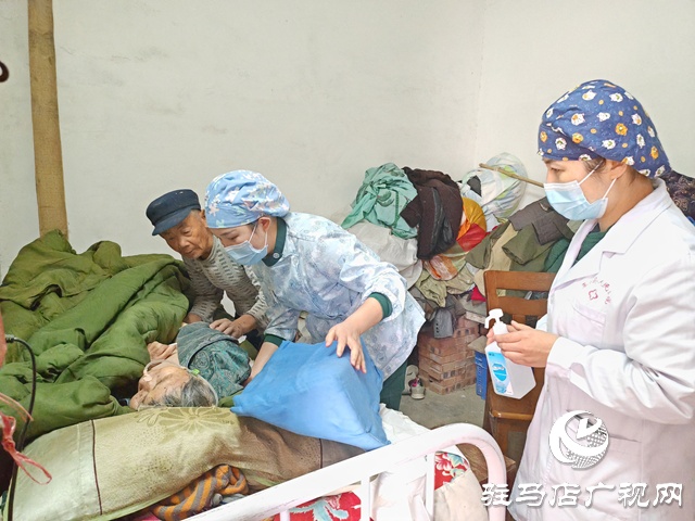 平輿縣人民醫(yī)院:“互聯(lián)網(wǎng)+護士到家” 居民足不出戶就能享受與醫(yī)院同質(zhì)化的護理服務(wù)