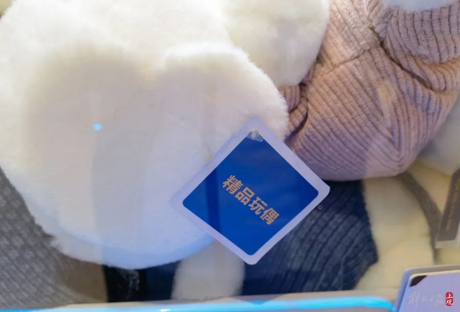 娃娃機玩偶可能含一級致癌物？實地調(diào)查：55臺機器，30臺里是&ldquo;三無&rdquo;娃娃