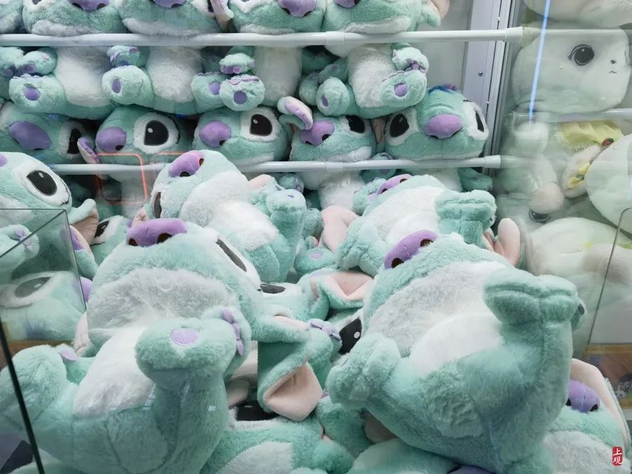 娃娃機玩偶可能含一級致癌物？實地調(diào)查：55臺機器，30臺里是&ldquo;三無&rdquo;娃娃