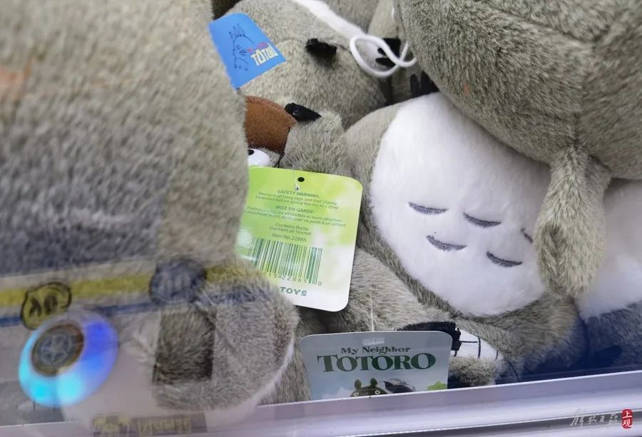 娃娃機玩偶可能含一級致癌物？實地調(diào)查：55臺機器，30臺里是&ldquo;三無&rdquo;娃娃