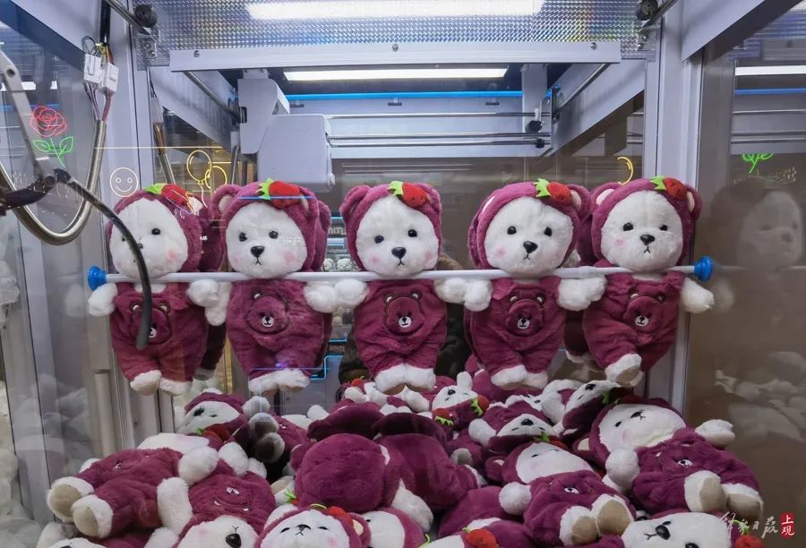 娃娃機玩偶可能含一級致癌物？實地調(diào)查：55臺機器，30臺里是&ldquo;三無&rdquo;娃娃