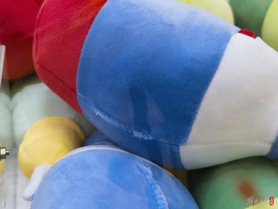 娃娃機玩偶可能含一級致癌物？實地調(diào)查：55臺機器，30臺里是&ldquo;三無&rdquo;娃娃