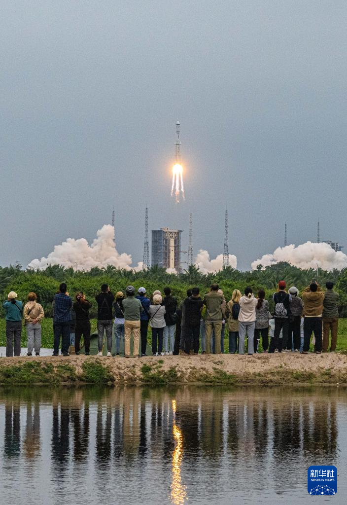 我國成功發(fā)射鵲橋二號中繼星