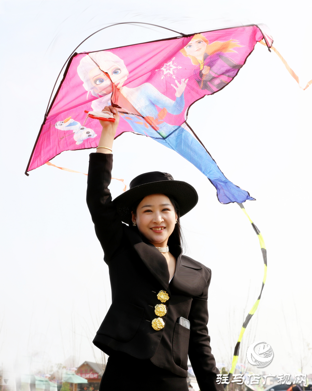 平輿縣西洋店鎮(zhèn)金沙灣第一屆風(fēng)箏音樂(lè)節(jié)開(kāi)幕