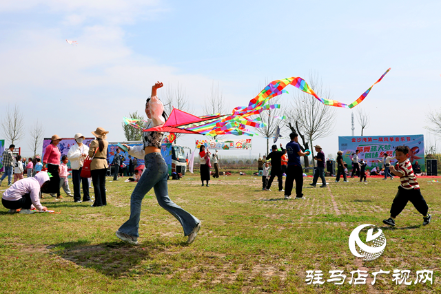 平輿縣西洋店鎮(zhèn)金沙灣第一屆風(fēng)箏音樂(lè)節(jié)開(kāi)幕