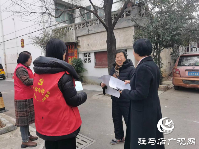 驛城區(qū)雪松街道紗廠社區(qū)開展清理樓道行動(dòng)
