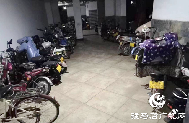 驛城區(qū)雪松街道紗廠社區(qū)開展清理樓道行動(dòng)