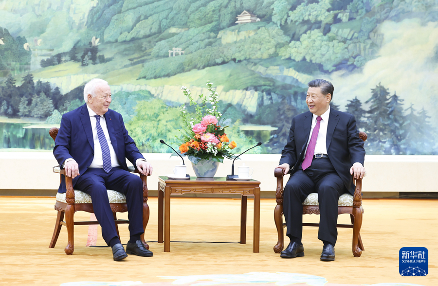 習(xí)近平會(huì)見(jiàn)法國(guó)梅里埃基金會(huì)主席梅里埃夫婦