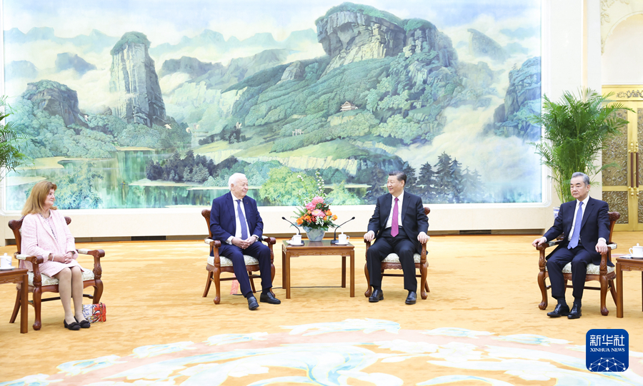 習(xí)近平會(huì)見(jiàn)法國(guó)梅里埃基金會(huì)主席梅里埃夫婦