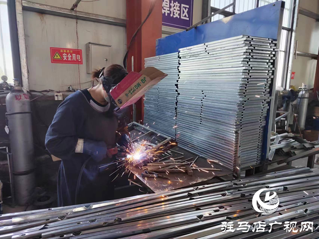 平輿縣西洋店鎮(zhèn)潘營村：筑巢引鳳促返鄉(xiāng)創(chuàng)業(yè) 小零件焊出增收&ldquo;新骨架&rdquo;