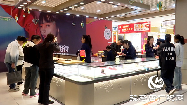 國際金價大幅回調  駐馬店商家加大促銷