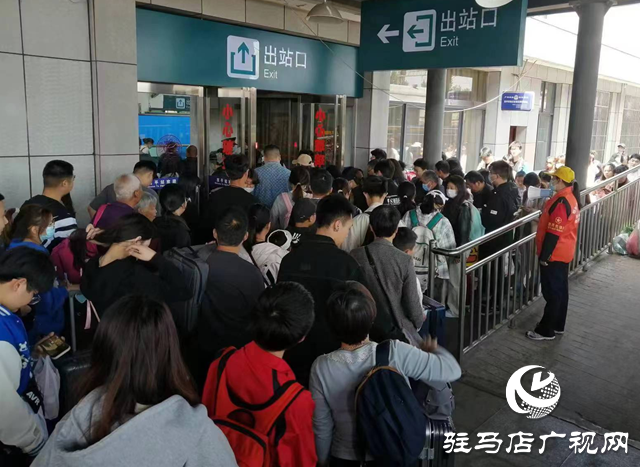 駐馬店車務(wù)段西平車站:車站里的“小桔燈”護(hù)航旅客出行路