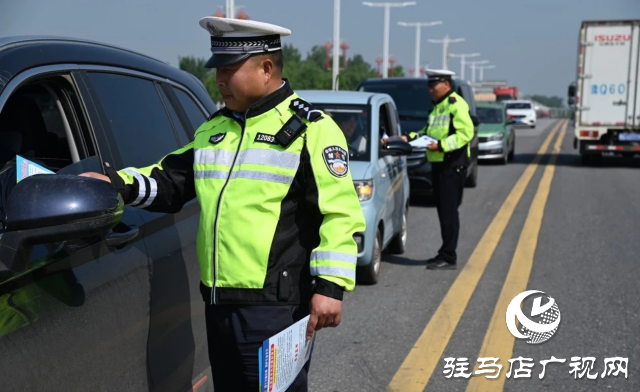 西平交警五一假期開(kāi)展景區(qū)周邊交通安全宣傳