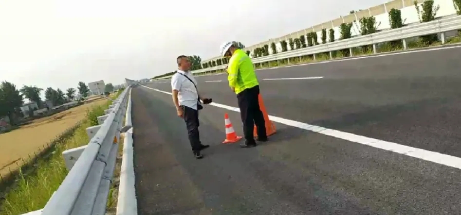 高速路上前車起火！許昌市民勇敢救援！
