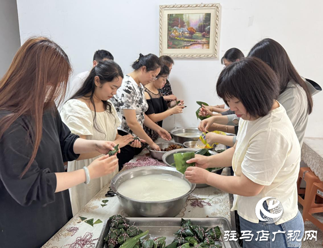 駐馬店經(jīng)濟(jì)開發(fā)區(qū)金山辦事處開展端午包粽子活動