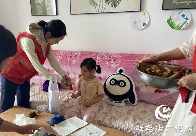 駐馬店經(jīng)濟(jì)開發(fā)區(qū)翟莊居委會(huì)聯(lián)合企業(yè)開展端午包粽子活動(dòng)