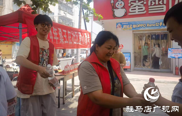 駐馬店經(jīng)濟(jì)開發(fā)區(qū)金河辦事處桑王莊社區(qū)開展愛心助考活動(dòng)