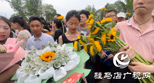 高考結束 鮮花、橫幅&hellip;&hellip; 親友花式迎接