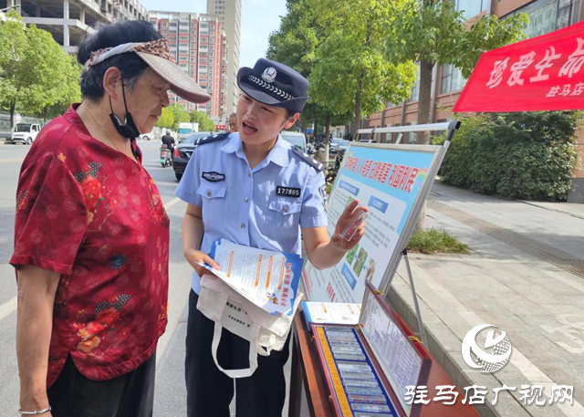 駐馬店市公安局經(jīng)濟(jì)開發(fā)區(qū)分局開展國際禁毒日集中宣傳活動(dòng)