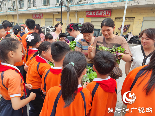 駐馬店市第四小學(xué)：勞動實(shí)踐收獲豐 愛心義賣傳真情