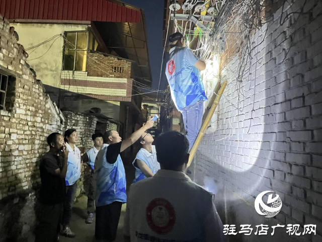 確山縣盤(pán)龍街道生產(chǎn)街社區(qū)：夜間志愿巡邏 點(diǎn)亮群眾  “平安燈”