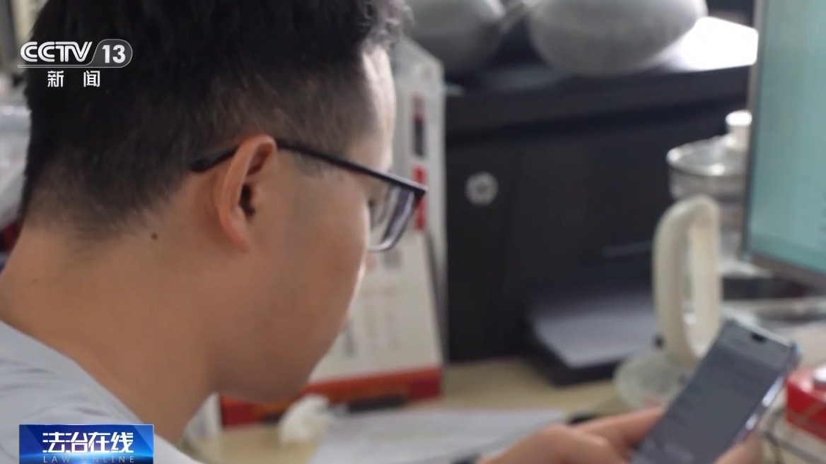 男子假冒記者行騙？一招現(xiàn)原形