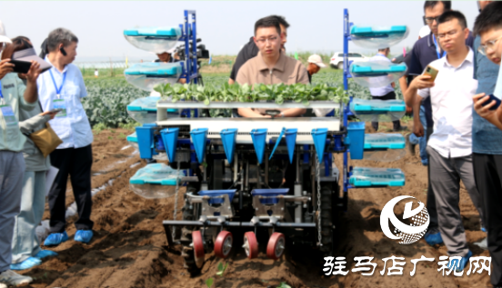 駐馬店市科研人員到第四屆全國蔬菜生產(chǎn)農(nóng)機(jī)農(nóng)藝融合現(xiàn)場觀摩與交流會觀摩學(xué)習(xí)