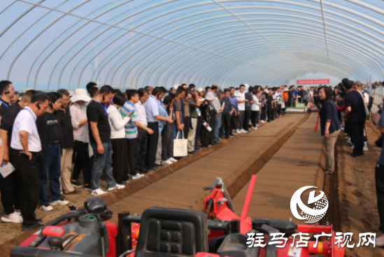 駐馬店市科研人員到第四屆全國蔬菜生產(chǎn)農(nóng)機(jī)農(nóng)藝融合現(xiàn)場觀摩與交流會觀摩學(xué)習(xí)