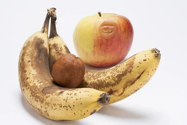 吃這樣的水果，阿爾茨海默病風(fēng)險或高4倍？這樣吃水果的人，可能越吃越傷身！