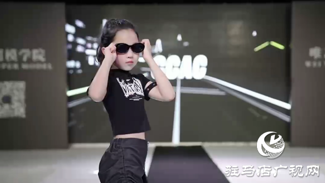 超模風(fēng)格時(shí)尚大秀在駐馬店市體育場(chǎng)華麗綻放