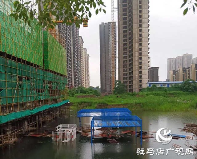 駐馬店經(jīng)濟(jì)開發(fā)區(qū)：圍擋傾倒成隱患 數(shù)字城管促修復(fù)