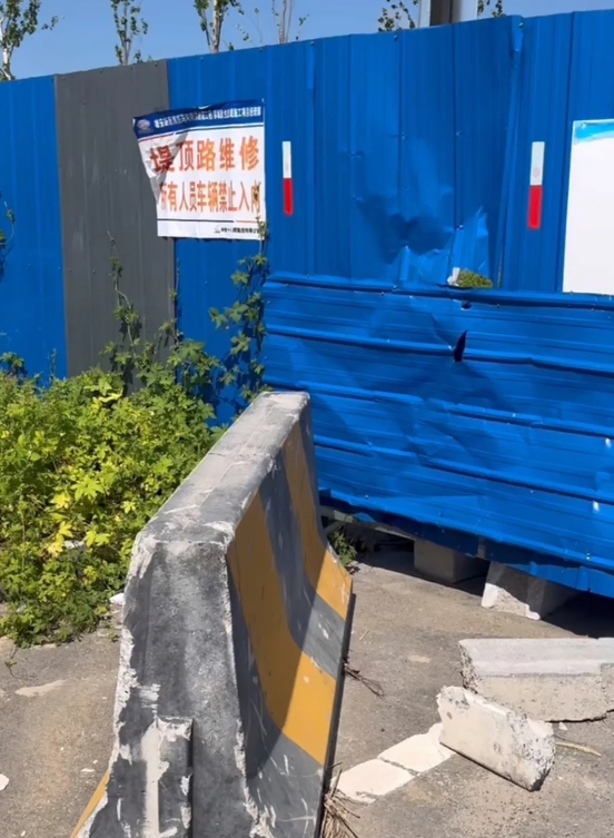 河北男孩騎行摔倒被車碾壓身亡，律師：司機或?qū)⒊袚髫? /></p>
<p>當?shù)鼐用癖硎荆掳l(fā)道路有禁止人員車輛通行的標語 受訪者供圖</p>
<p>孫先生告訴頂端新聞記者，該條道路北面是河，南邊是雄安新區(qū)，道路還未完工，基本沒有減速帶，“它左右兩邊的所有上下口基本上都是封死的。但是東馬營這邊有一個口是開著的，到了白溝那塊有一個口也是開著的，別的地方基本上都是堵死的。”孫先生表示，有個別的開口是村民為了便利，把封死的口捅開后上這條道路。</p>
<p>律師：路段設有禁行標志路障，司機可能承擔主要或全部責任</p>
<p>頂端新聞記者注意到，此次事故的現(xiàn)場視頻經(jīng)網(wǎng)絡傳開后，引發(fā)了眾多網(wǎng)友的關注。其中有網(wǎng)友稱先前有人勸說過男孩父親，表示男孩太小不適合騎行，但對方未接受網(wǎng)友建議。也有網(wǎng)友稱，司機行駛的道路是未交工驗收路段，理應承擔其法律責任。</p>
<p>上述接受頂端新聞記者采訪的村民和孫先生都表示，此條道路上騎行車輛較多，“這些騎行的一般都是在凌晨的4、5點鐘出發(fā)，到南后臺歇十分鐘左右，然后往回走，基本上在早上7點到7點半以后，（路上）基本就沒有騎車的人了。”孫先生表示，道路施工人員大約在上午8、9點開工。</p>
<p>針對眾多網(wǎng)友關注的事故責任劃分的問題，頂端新聞記者采訪了北京市中聞（長沙）律師事務所律師劉凱，劉凱表示，如果該路段明確設有禁行標志、路障等，司機仍然擅自進入未開放的道路，并因此發(fā)生事故，司機可能會被認定為承擔主要或全部責任。而在未開放的道路上騎行，男孩及其監(jiān)護人可能也會被認為有一定的過錯。</p>
<p>如果男孩在未開放的道路上騎行，尤其是未遵守安全規(guī)定或進入明顯不安全的路段，男孩可能被認定有一定的過錯，但鑒于未成年人在法律上的特殊保護，其責任通常較輕。監(jiān)護人有責任確保孩子在安全的環(huán)境下活動。如果監(jiān)護人允許孩子在未通車的道路上騎行，尤其是明知該路段不安全的情況下，監(jiān)護人可能會被認為未盡到合理的監(jiān)護職責，從而承擔一定責任。</p>
<p>劉凱表示，在未開放的道路上組織騎行活動，組織者應充分評估道路的安全性。如果組織者未能確保活動在安全的環(huán)境中進行，未告知參與者潛在的危險，或未采取必要的安全措施，可能被認定為疏忽，進而承擔相應的責任。</p>
<p>此外，如果事發(fā)路段屬于未驗收的施工路段，工程的業(yè)主方和施工方未在未驗收的道路上設置足夠的路障、警示標志或封閉措施，導致車輛或行人誤入，工程方可能會被認為未履行安全管理責任，從而承擔較大的責任。如果事發(fā)路段屬于施工區(qū)域，且施工方未采取必要的安全措施或未及時封閉道路，施工方可能被認定為存在安全管理方面的過失，進而承擔責任。</p>
<p>針對該事件的最新進展，8月14日下午，賈光鄉(xiāng)人民政府的工作人員和容城縣公安局政務部門都回復頂端新聞記者稱，此事件正在調(diào)查中。</p>
      <!--ecms.*-->
      <p class=