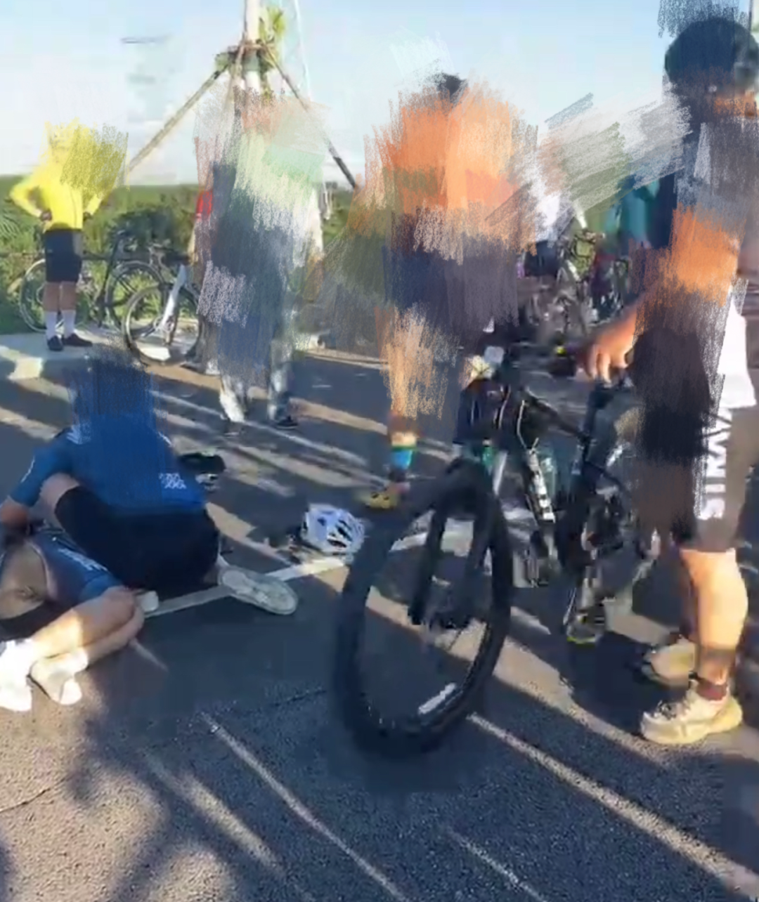 河北男孩騎行摔倒被車碾壓身亡，律師：司機或?qū)⒊袚髫? /></p>
<p>河北一男孩騎行摔倒被車碾壓身亡 視頻截圖</p>
<p>8月13日，經(jīng)河北容城縣衛(wèi)健局信息宣傳組確認，男孩經(jīng)搶救無效死亡。</p>
<p>8月14日下午，頂端新聞記者聯(lián)系到一位事發(fā)地附近的村民，他向記者確認，出事道路是當?shù)氐姆篮榈?，目前是施工方未完工未交付使用的狀態(tài)。針對此說法，頂端新聞記者先后聯(lián)系了容城縣交警大隊和容城縣交通局，工作人員都回復稱不清楚情況。</p>
<p>上述村民告訴頂端新聞記者，附近村民基本都清楚道路還在施工中。該村民還表示，事發(fā)前，事發(fā)道路的第二條路口被人挪開，目前這條路已于今天早上再次被封鎖。</p>
<p>“我們每天早晚都有人上去乘涼，如果沒有偷越的車輛還是很安全的，畢竟自行車電動車不會給人造成多大傷害。”該村民告訴頂端新聞記者，該條道路位于雄安新區(qū)和定興縣交界，來往車輛較多，因為道路沒有紅綠燈和限速，很多人會選擇走這條路。</p>
<p>頂端新聞記者在當?shù)鼐用駥O先生拍攝的視頻中看到，事發(fā)路口是被封鎖的狀態(tài)，道路旁多處也有限速15km/h的標識，現(xiàn)場還有施工的吊機在作業(yè)，現(xiàn)場也有寫明“所有人員車輛禁止入內(nèi)”的標語。</p>
<p style=