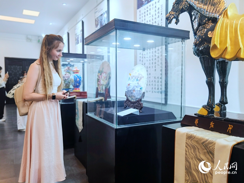 【何以中國(guó) 行走河南】洛陽(yáng)“牡丹”瓷上“綻放”