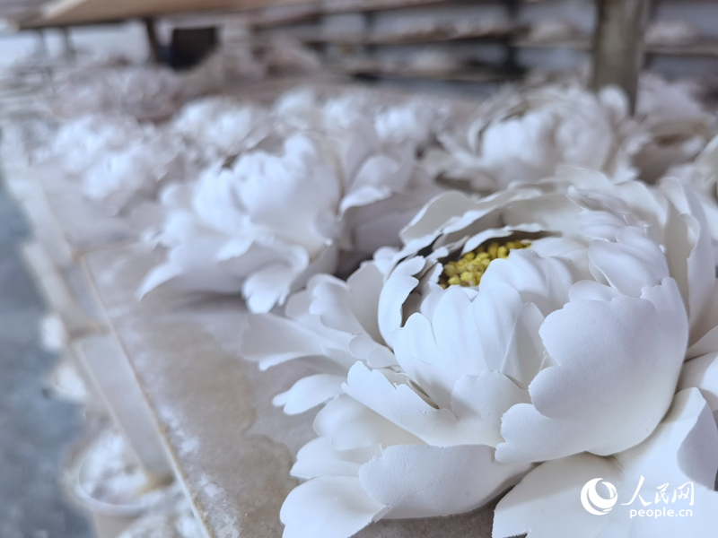 【何以中國(guó) 行走河南】洛陽(yáng)“牡丹”瓷上“綻放”