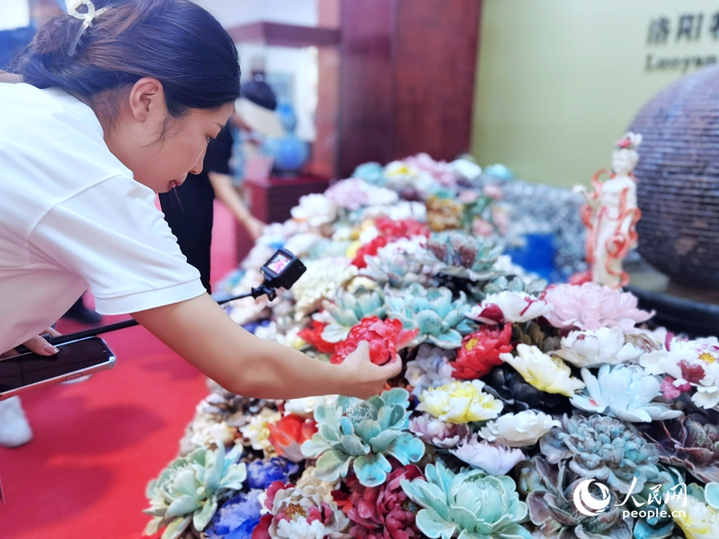 【何以中國(guó) 行走河南】洛陽(yáng)“牡丹”瓷上“綻放”